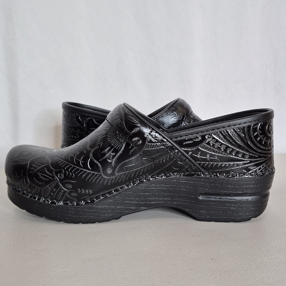 Dansko Professional Black Tooled Leather Clog - Size 9W - Picture 2 of 14